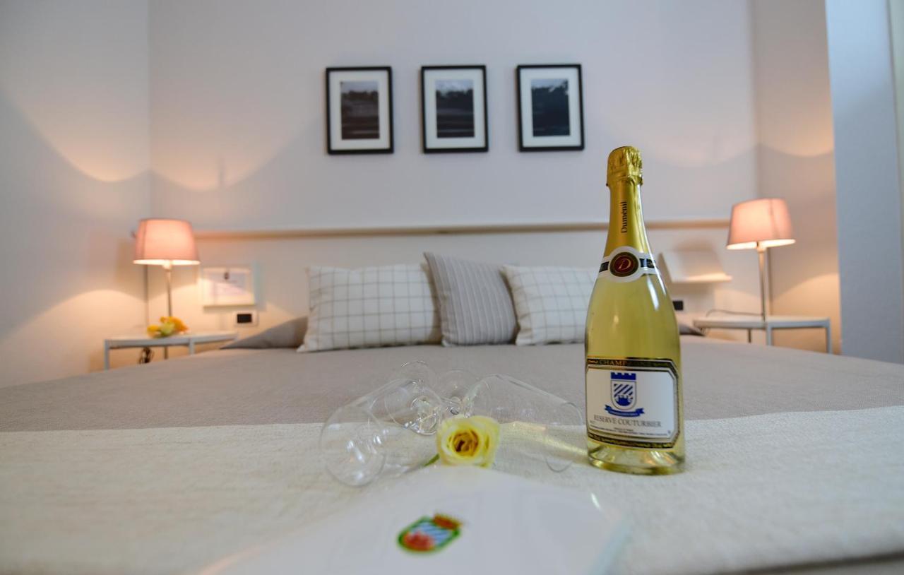 Golf Hotel Castelconturbia 아그라테 콘투르비나 외부 사진